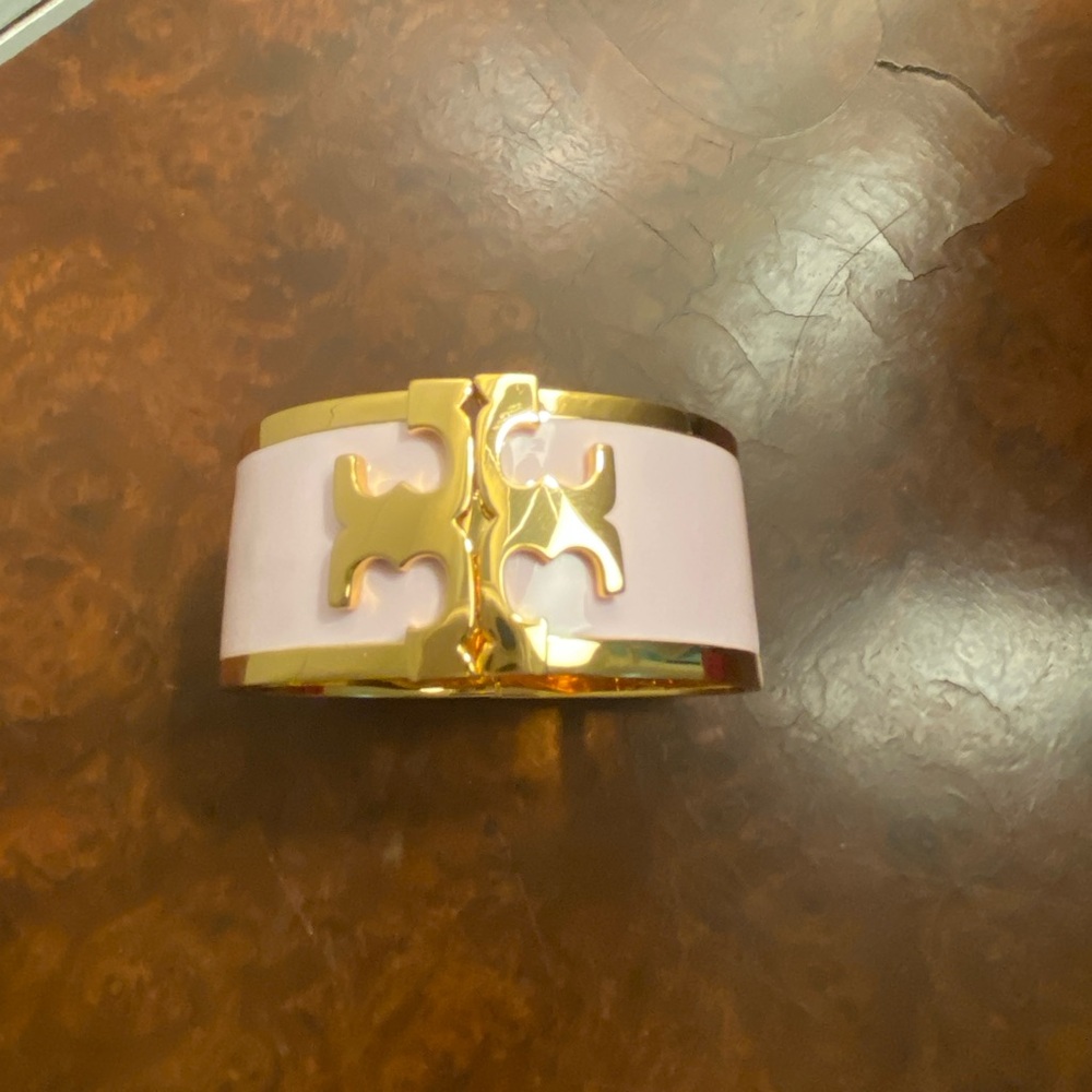 Tory Burch
Enamel Raised Logo Hinge Cuff Bracelet
1” wide
18K Gold Plated